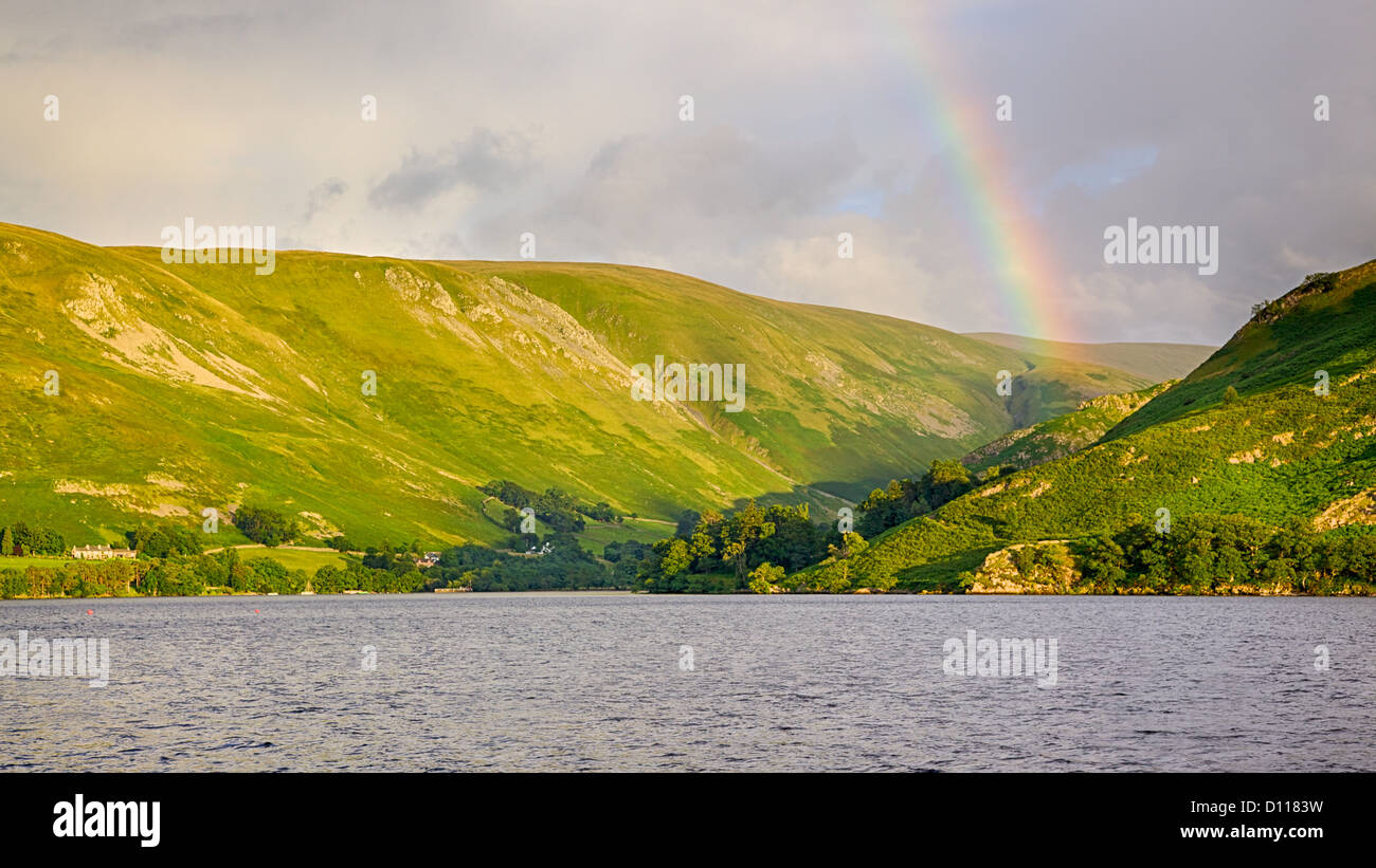 Ein Regenbogen bietet eine malerische Kulisse für Ullswater, in der Nähe Howtown Anlegestelle im englischen Lake District. Stockfoto