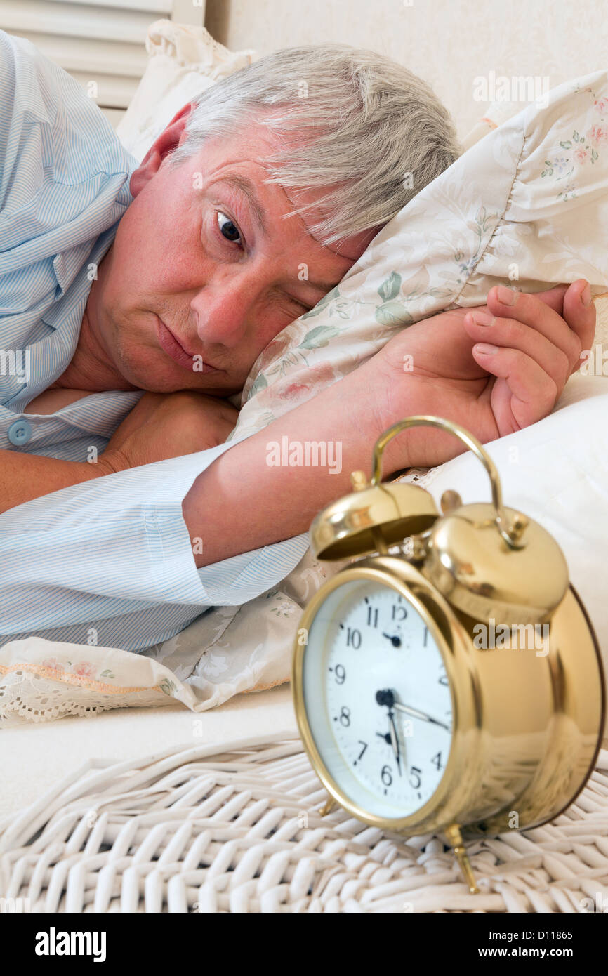 Klingelt Der Wecker Und Verschlafene Rentner Sah Es Stockfoto