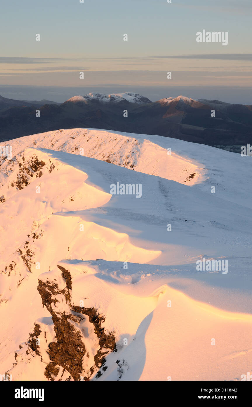 Dawn Sonnenlicht auf dem Schnee verkleidet Gipfel Grat von Blencathra im englischen Lake District Stockfoto