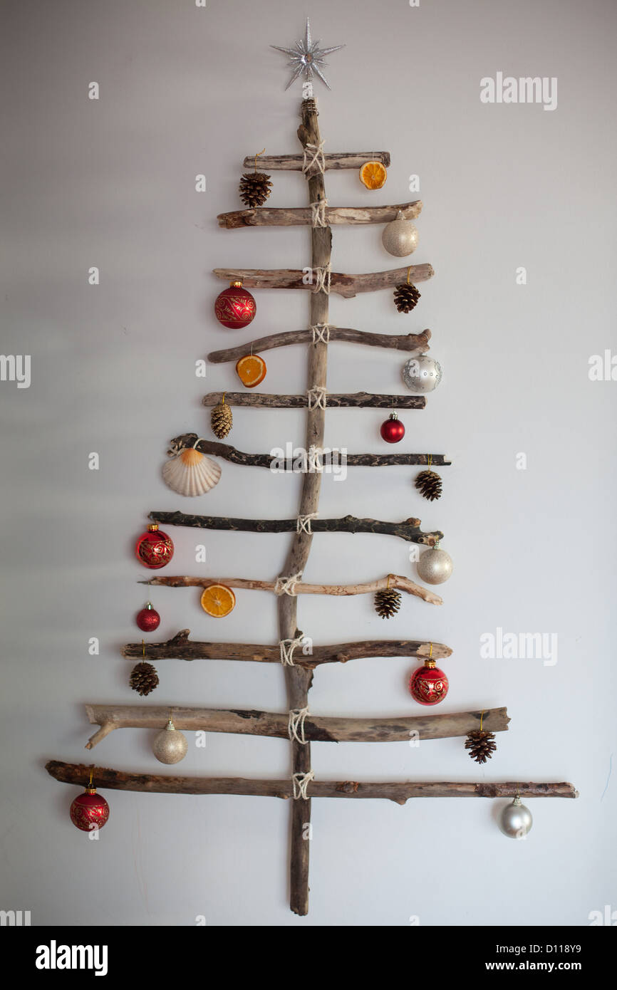 Treibholz-Weihnachtsbaum gemacht Formsteine Treibholz am Strand und Zeichenfolge gefunden. Stockfoto