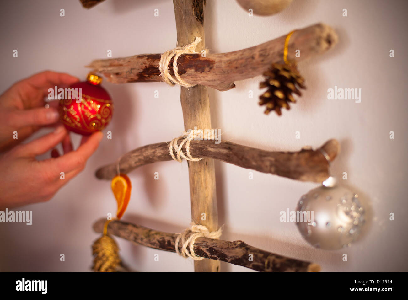 Treibholz-Weihnachtsbaum gemacht Formsteine Treibholz am Strand und Zeichenfolge gefunden. Stockfoto