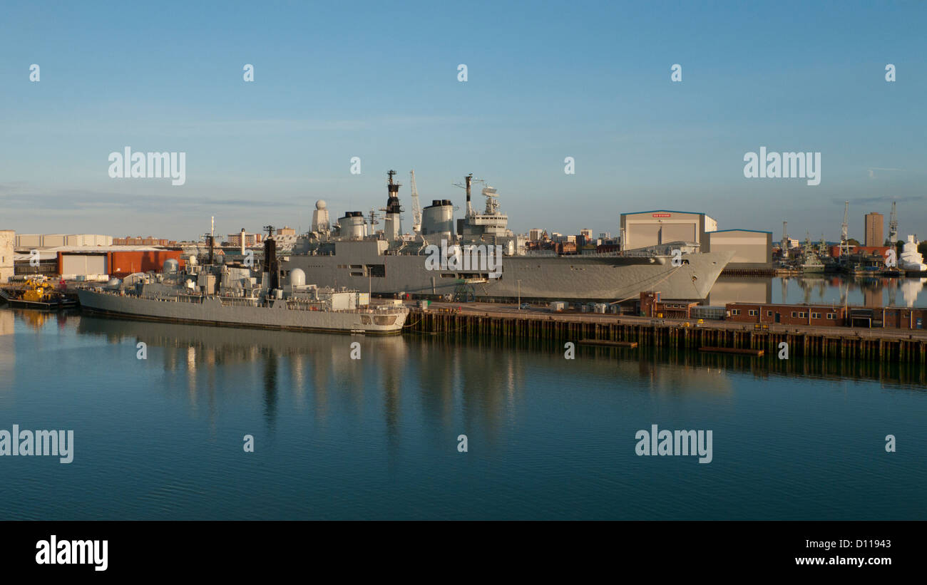 Kriegsschiffe in Portsmouth Naval Dockyard. Vom Deck des Cross-Channel-Fähre. Hampshire, England. Juni. Stockfoto