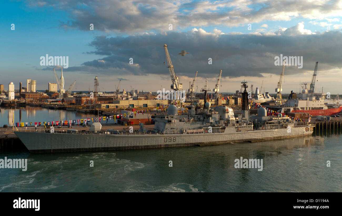 Portsmouth Naval Dockyard und HMS York. Vom Deck des Cross-Channel-Fähre. Hampshire, England. Juni. Stockfoto