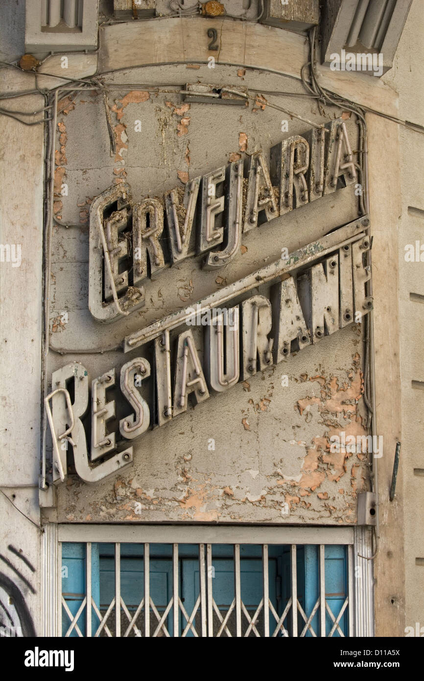 Eine stillgelegte Art deco-Restaurant und das Odeon in einer Seitenstraße in Lissabon, Portugal. Stockfoto