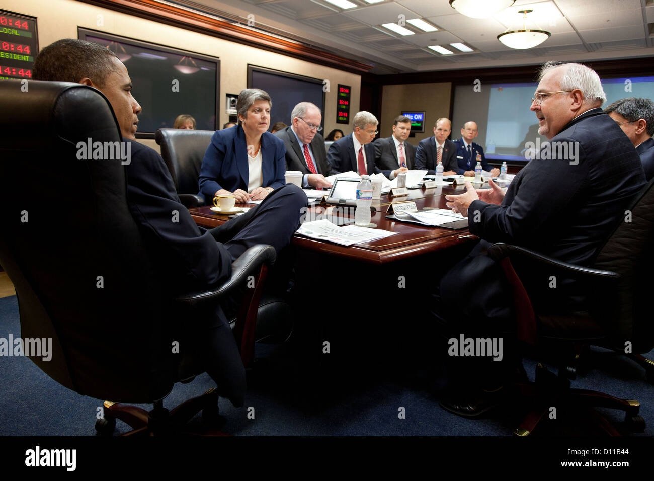 Präsident Barack Obama beteiligt sich an der jährlichen Hurrikan Preparedness briefing 30. Mai 2012 in den Situation Room des weißen Hauses. Sitzend im Uhrzeigersinn von den Präsidenten sind Homeland Security Secretary Janet Napolitano, John Brennan, Assistent des Präsidenten für Homeland Security und Anti-Terror, Daniel Poneman, Abteilung von Energie-Stv. Sekretär; Eric Silagy, FP & L Präsident; Brian Koon, Florida Direktor des Notfallmanagements; Generalmajor Emmett Titshaw, Florida Adjutant General; Chef des Stabes Jack Lew; und Craig Fugate, Administrator von der Federal Emergency Management Agency. Stockfoto