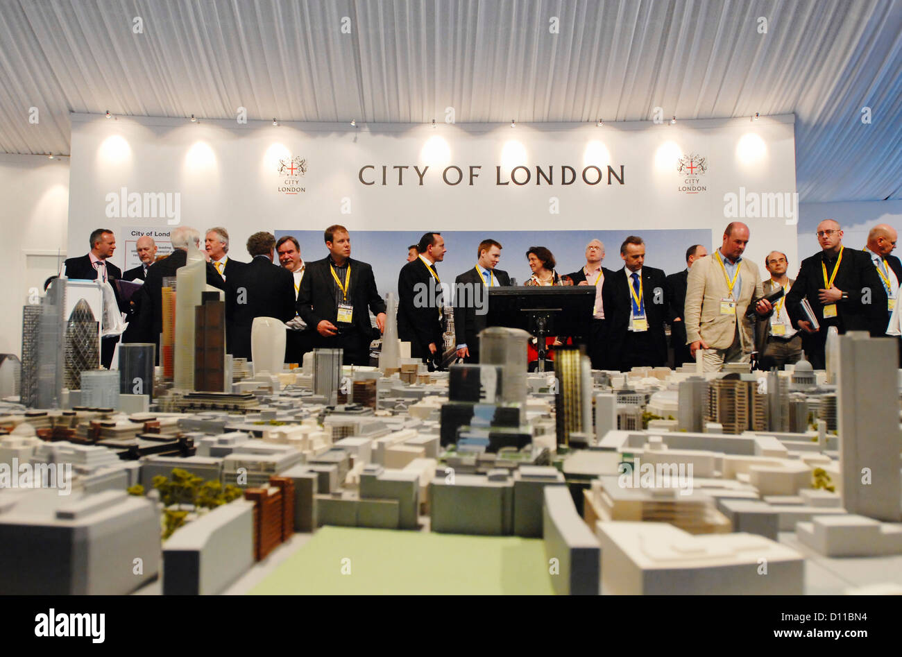 Frankreich, CANNES 11. März 2009 Investoren anzeigen den City of London Stand auf der MIPIM, der weltweit größte Eigenschaft Investition Veranstaltung Stockfoto