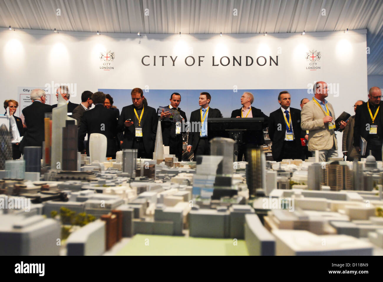 Frankreich, CANNES 11. März 2009 Investoren anzeigen den City of London Stand auf der MIPIM, der weltweit größte Eigenschaft Investition Veranstaltung Stockfoto