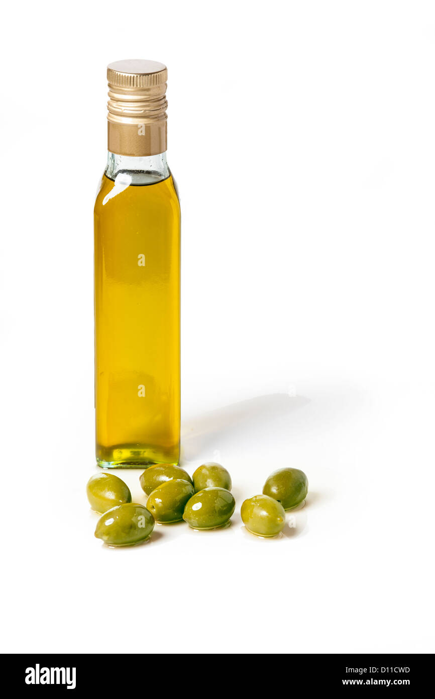 Flasche Olivenöl mit Oliven, auf weißem Hintergrund Stockfoto