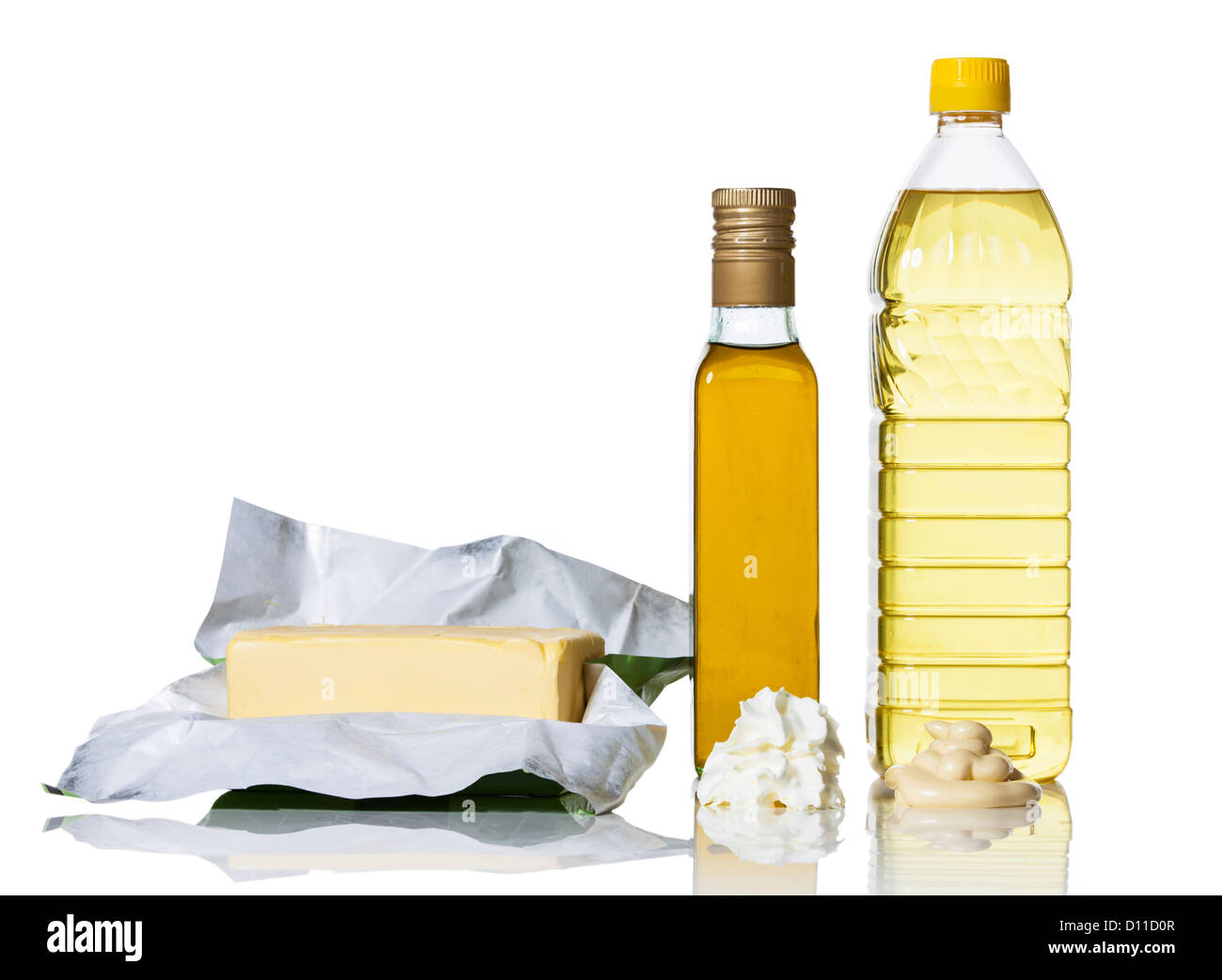 Butter, zwei Arten von Öl, Schlagsahne und Mayonnaise auf weißem