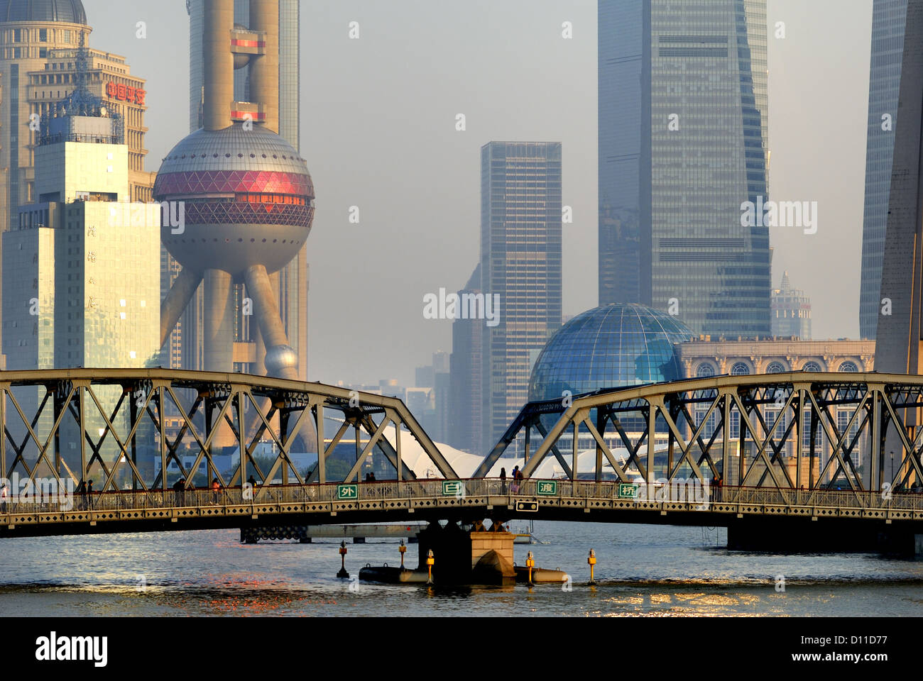 Shanghai alte Waibaidu Brücke und moderner Finanzplatz Lujiazui Stockfoto