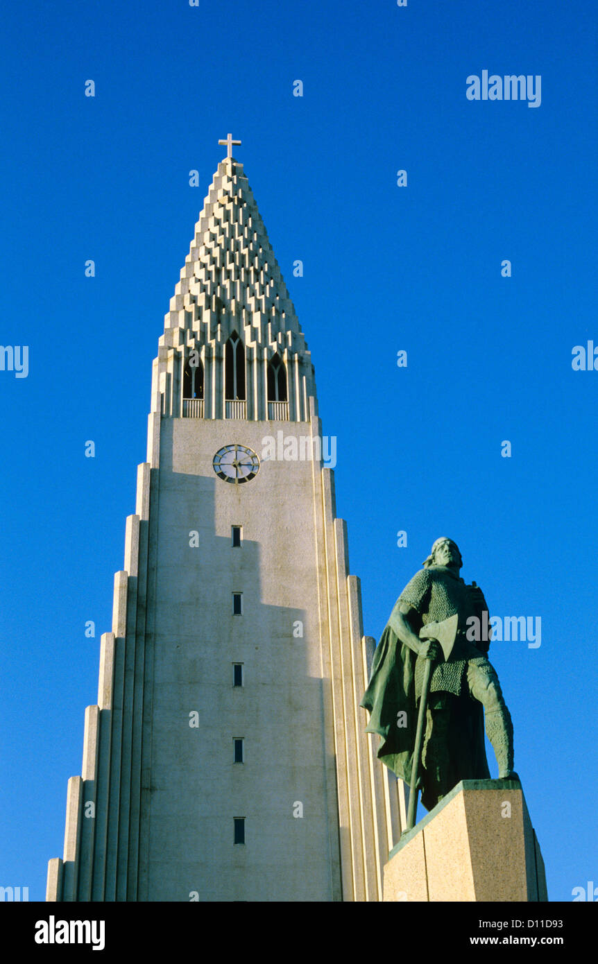 REYKJAVIK ISLAND HALLGRIMSKIRKJA UND STATUE VON LEIF ERIKSSON Stockfoto