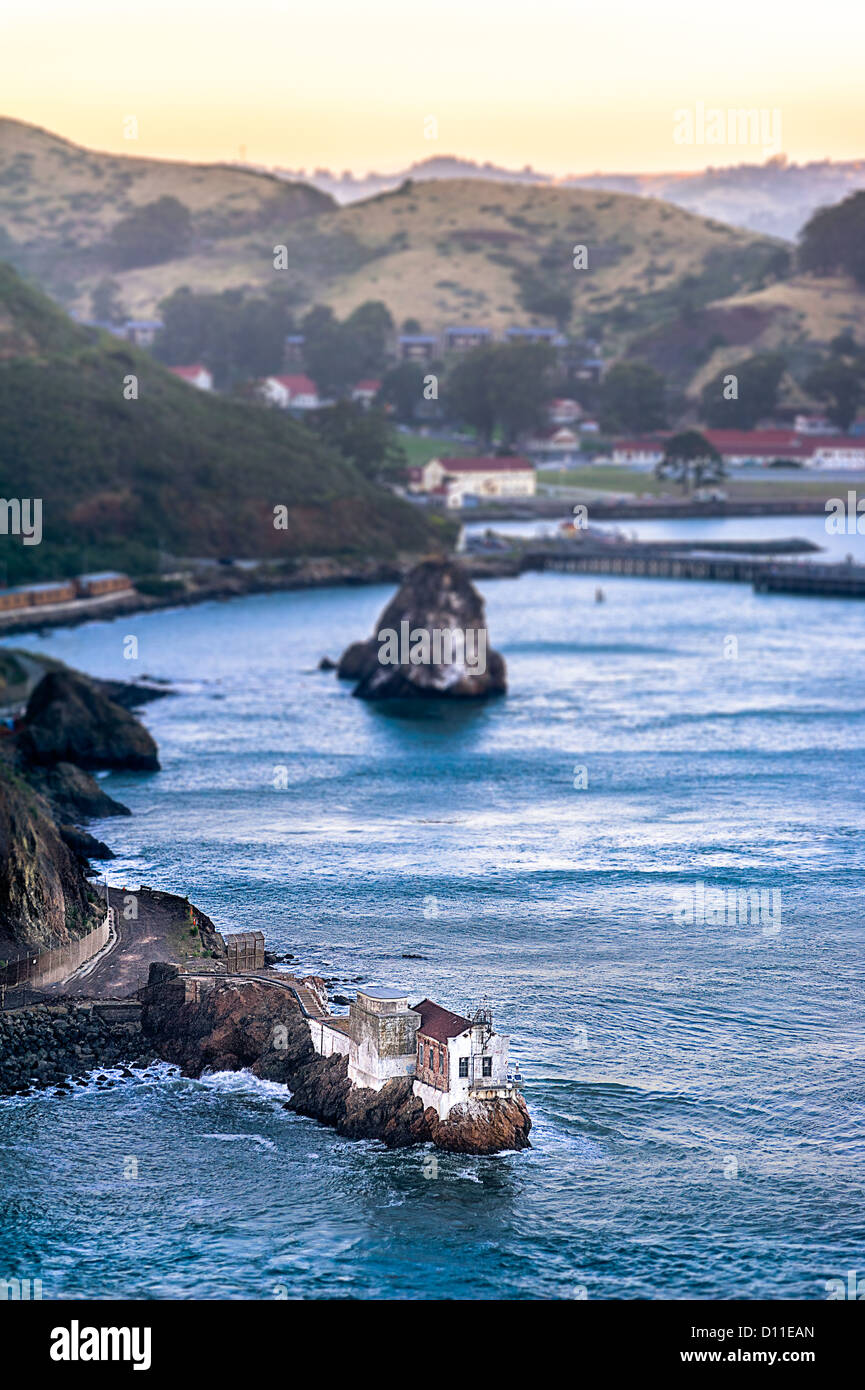 Kleines Haus auf den Felsen in der Bucht und weit entfernten Hügel. Besorgten Landschaft in der Nähe der Golden Gate Bridge. Stockfoto