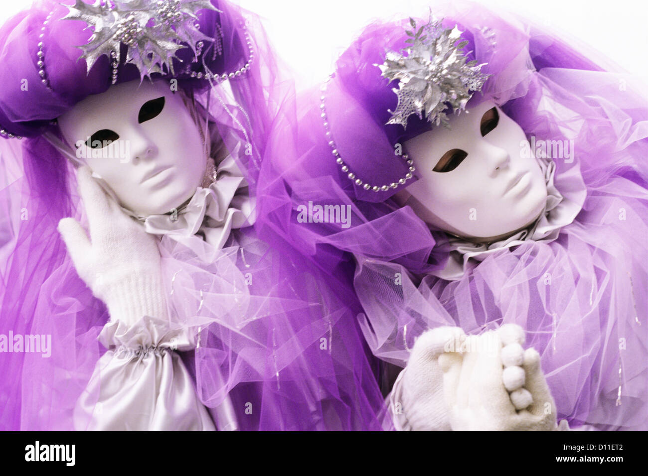 1990ER JAHRE KARNEVAL MASKIERT PAAR VENEDIG ITALIEN Stockfoto