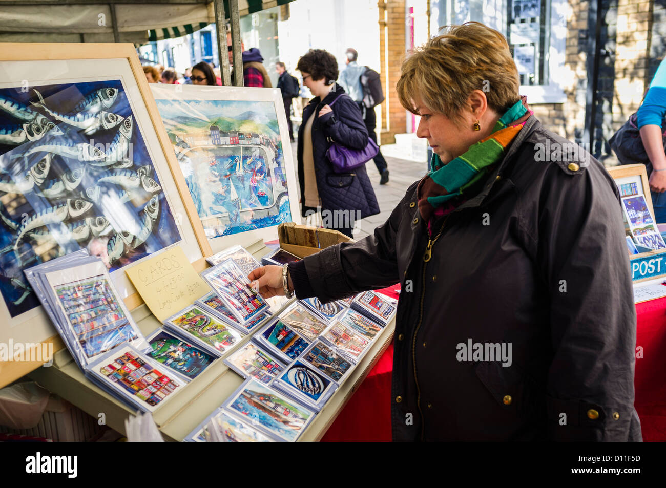 Eine Frau suchen und kaufen, Zeichnungen und Druckgrafiken zum Verkauf an Straßenmarkt Aberystwyth, Wales UK Stockfoto