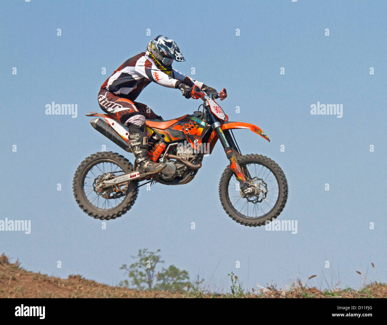 Motorrad / Trailbike Fahrt auf seinem Fahrrad in der Luft gegen blauen  Himmel Stockfotografie - Alamy
