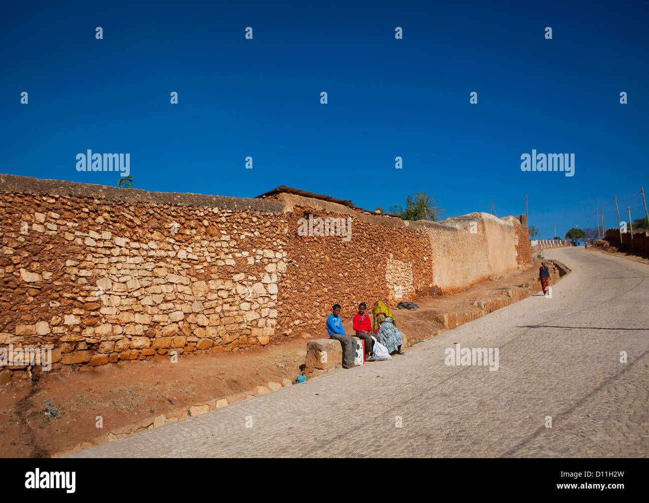Leute sitzen in der Nähe der alten Mauern von Harar, Äthiopien Stockfoto
