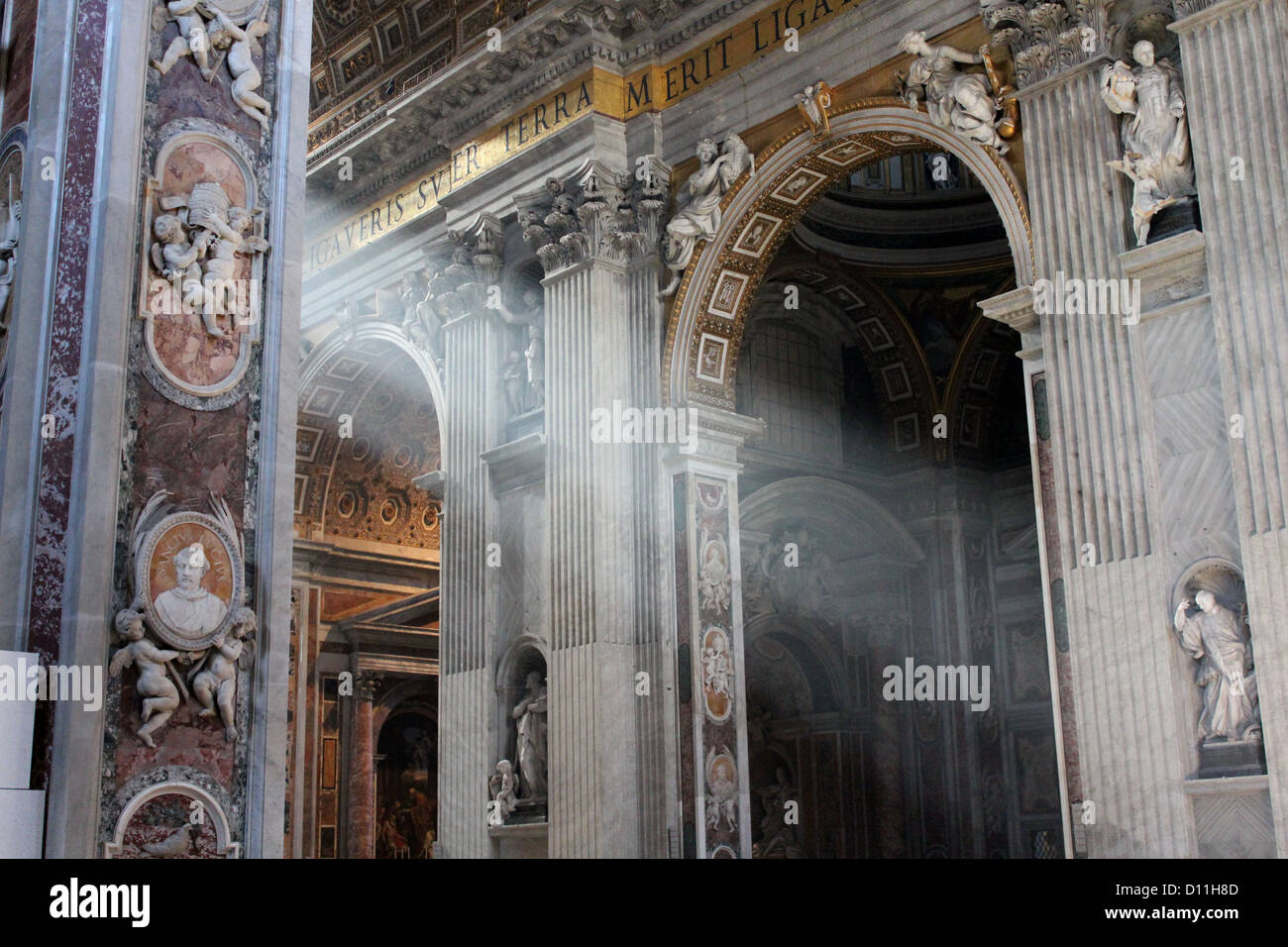 Beleuchtung und Offenbarung im Vatikan: das Licht der august kommen in den Petersdom in Rom. Stockfoto