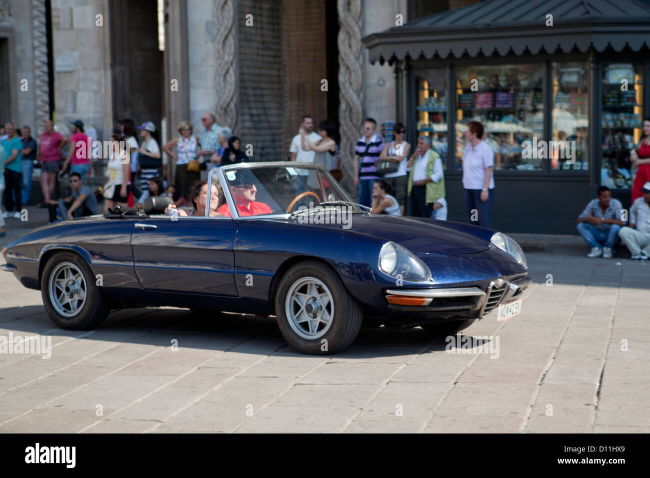 Piazza del Duomo, Mailand. Verderbnis des alten berühmten Sportwagen: hier ein Duetto Alfa Romeo Coupe Spider Stockfoto
