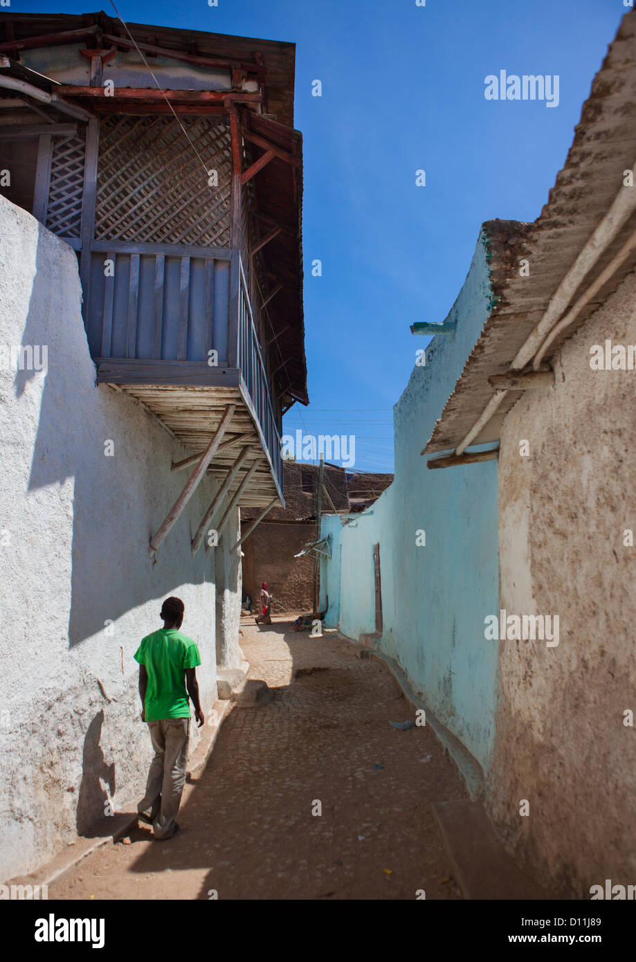 Mann In einer schmalen Straße von der alten Stadt von Harar, Äthiopien Stockfoto