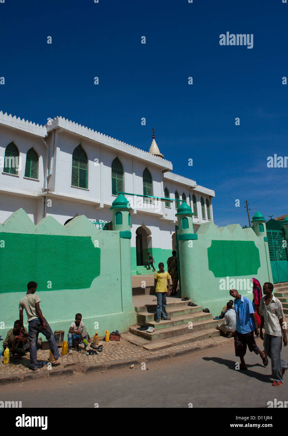 Menschen am Eingang einer Moschee, Harar, Äthiopien Stockfoto