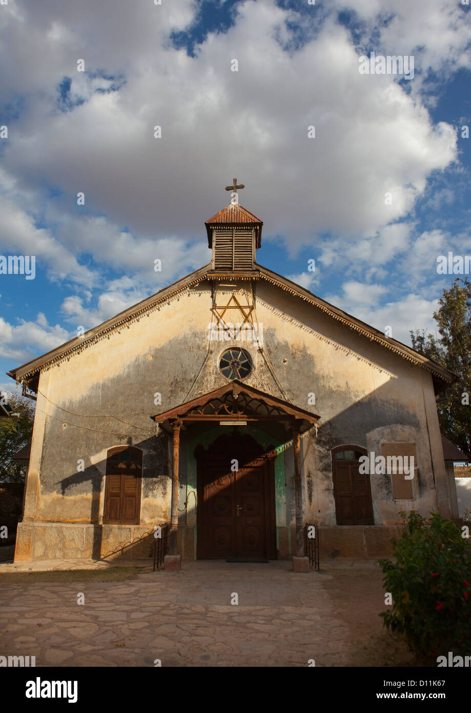 Alte Kirche mit Davidstern auf der Vorderseite und Kreuz auf dem Dach, Harar, Äthiopien Stockfoto