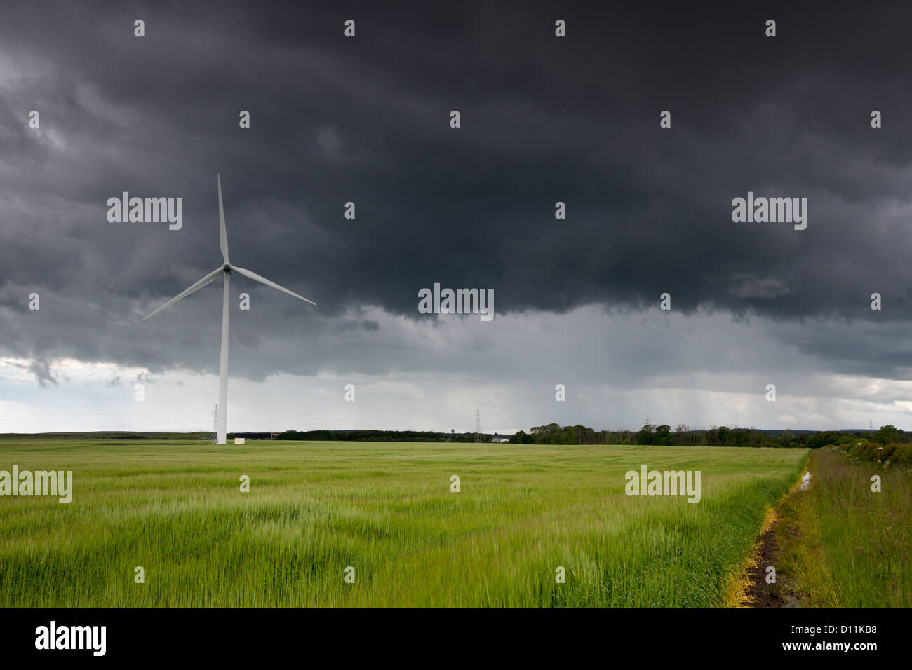 Windturbine und Gewitterwolken; Northumberland, England Stockfoto