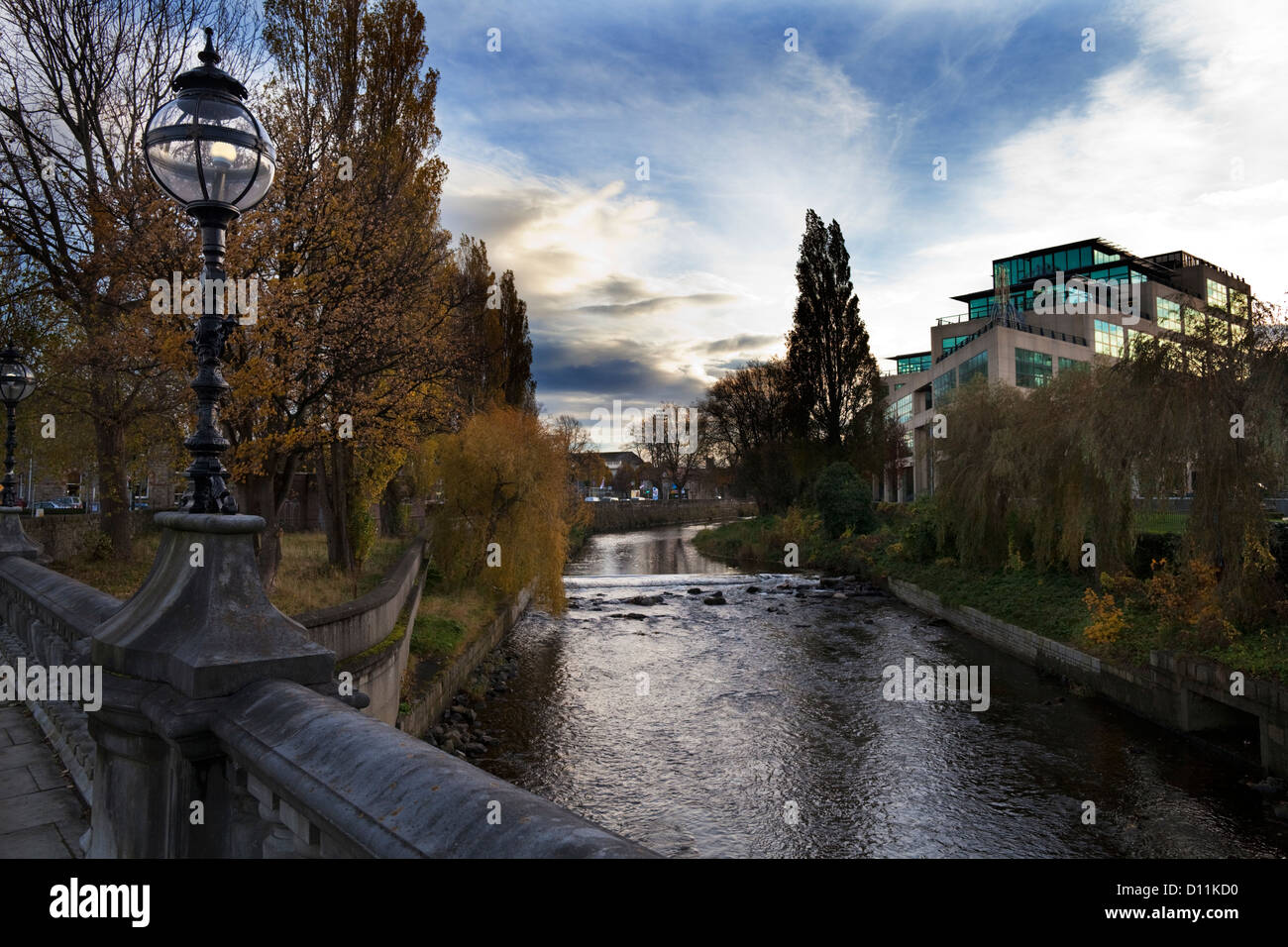 Das Ministerium für Kommunikation, mit Blick auf den Fluss Dodder, Dublin, Irland Stockfoto