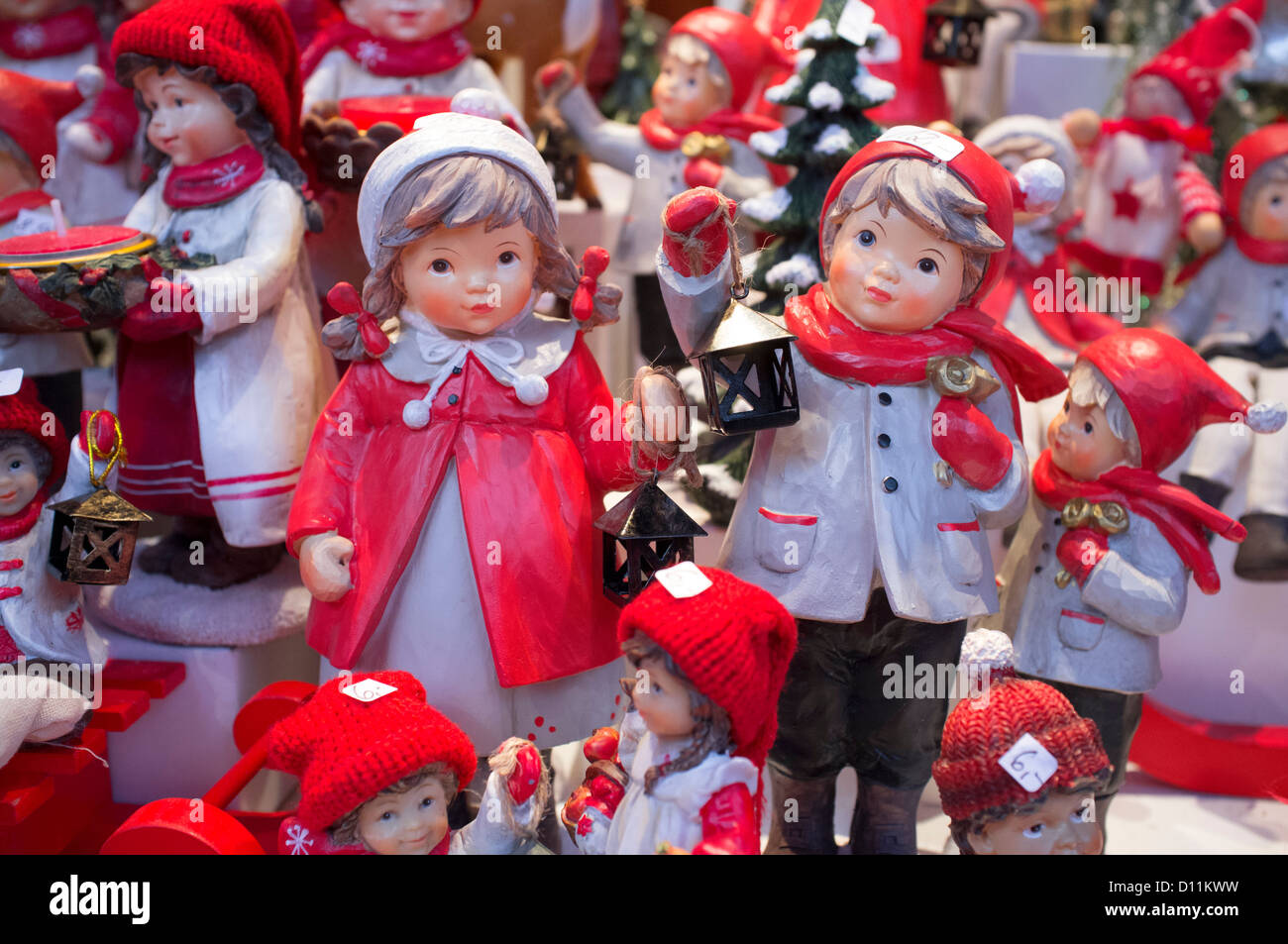 Detail der traditionellen hölzernen geschnitzten Figuren auf Handwerk Stall Shop im Kölner Weihnachtsmarkt in Deutschland Stockfoto