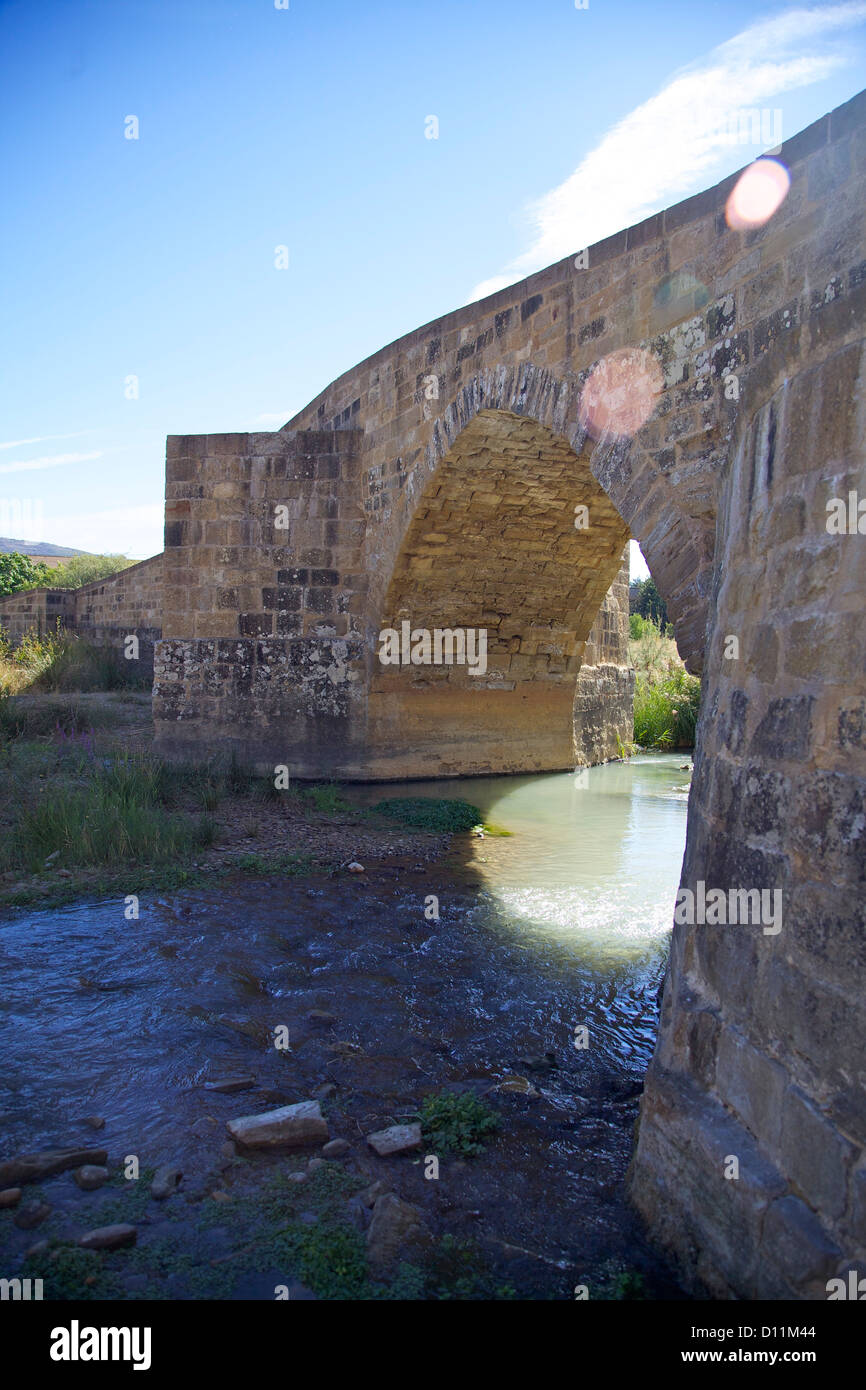 Eine Steinbrücke und Sonnenlicht, ein schattiger Ort entlang der französischen Route des Jakobsweges de Santiago de Compostela Stockfoto