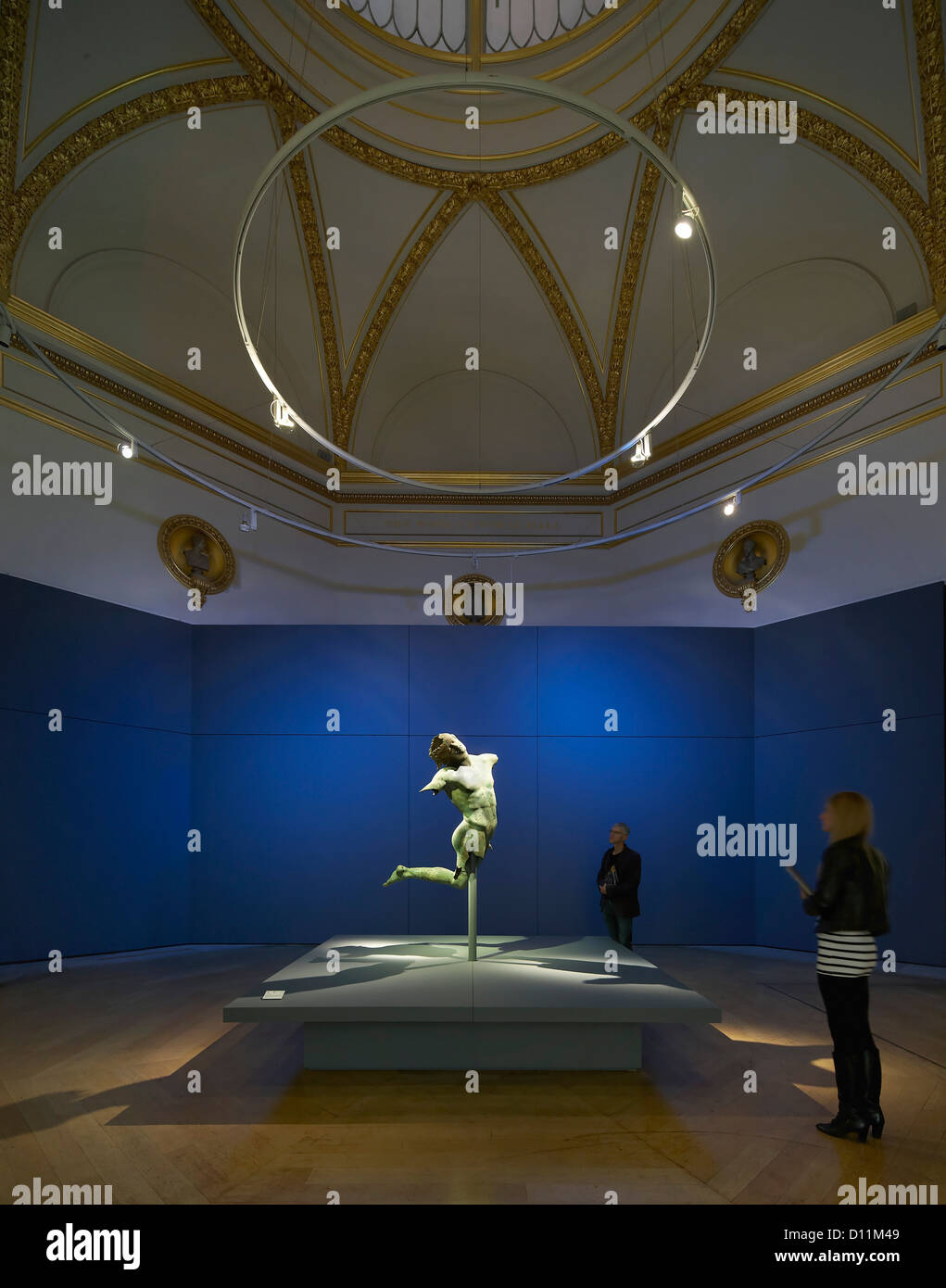 Royal Academy of Arts Bronze Ausstellung, London, Vereinigtes Königreich. Architekt: Stanton Williams, 2012. Blaues Zimmer mit tanzenden Satyr. Stockfoto