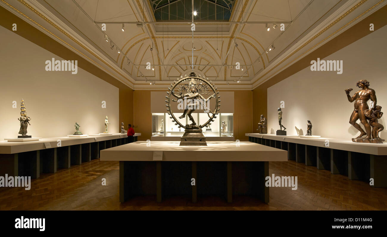 Royal Academy of Arts Bronze Ausstellung, London, Vereinigtes Königreich. Architekt: Stanton Williams, 2012. Fast symmetrische Ansicht der exhibitio Stockfoto