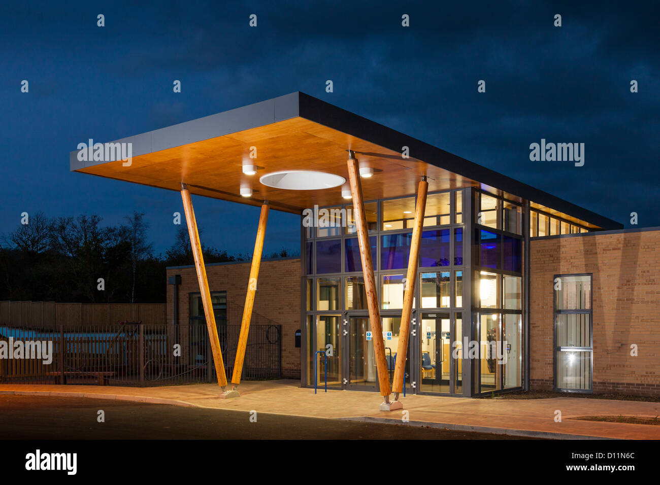 die moderne Architektur Baldachin bildet den Haupteingang zum Mountjoy Schule, Beaminister in der Abenddämmerung Stockfoto