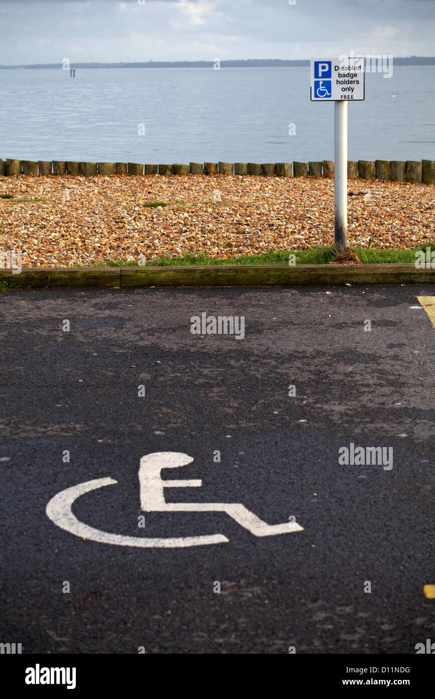 Nur Inhaber von Behindertenausweisen, kostenloser Parkplatz und Schild in Calshot, Hampshire, Großbritannien, im November Stockfoto