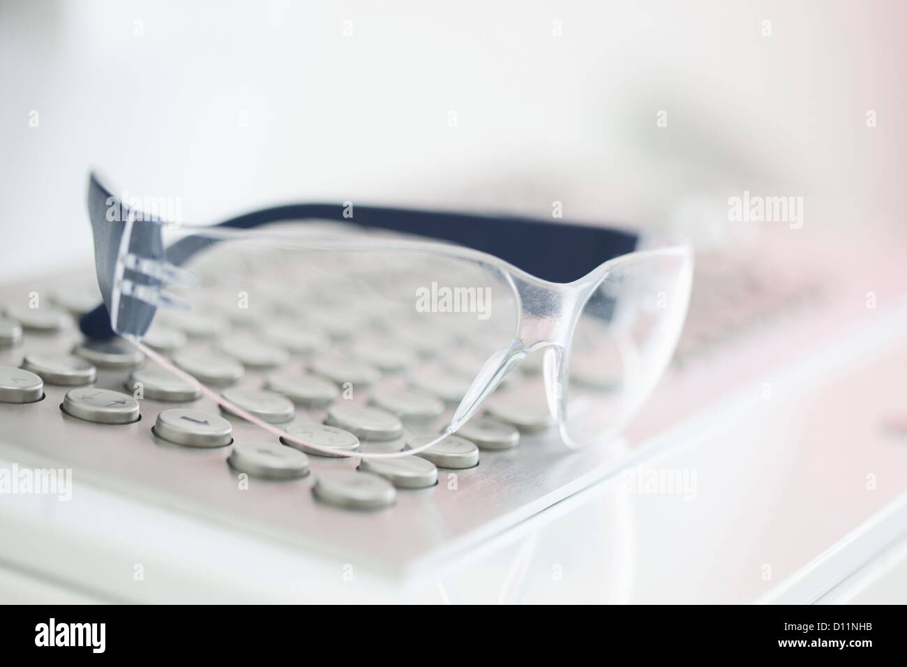 Deutschland, Schutzbrille auf Tastatur in Zahnarztpraxis Stockfoto