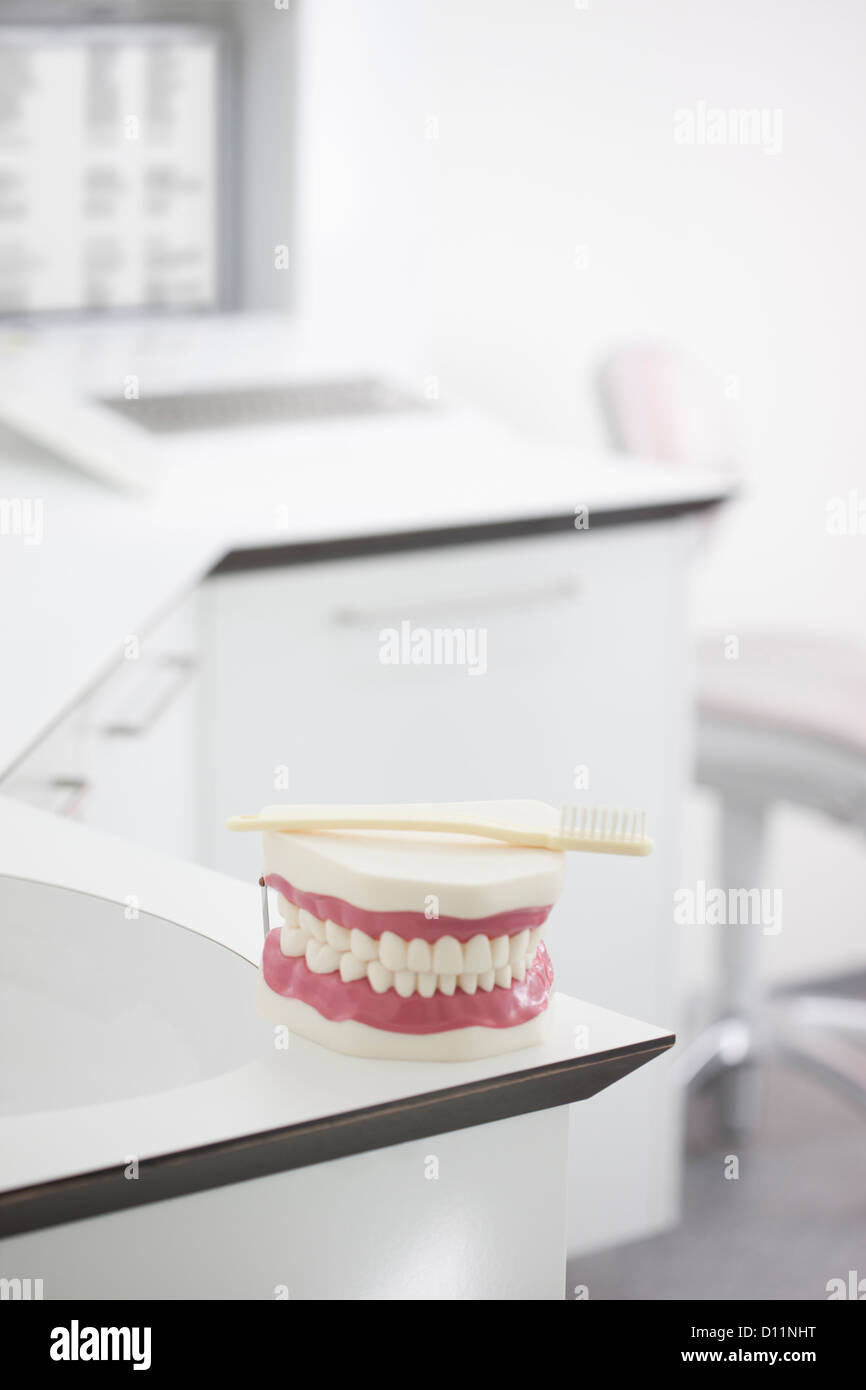Deutschland, Ausstellung Zahnersatz mit Zahnbürste in Zahnarztpraxis Stockfoto