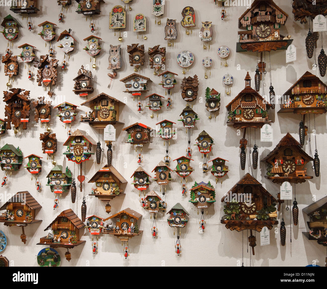 Wand-Display von Kuckucksuhren zu verkaufen in einem Souvenirshop in Deutschland Stockfoto