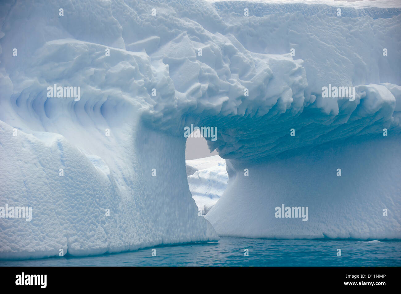 Eisberg mit ein Loch; Antarktis Stockfoto