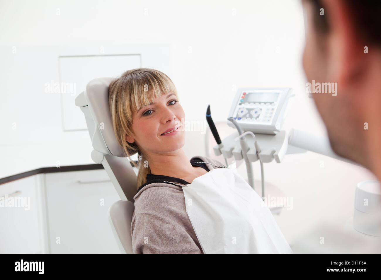 Deutschland, junge Frau im Zahnarztstuhl, Lächeln Stockfoto
