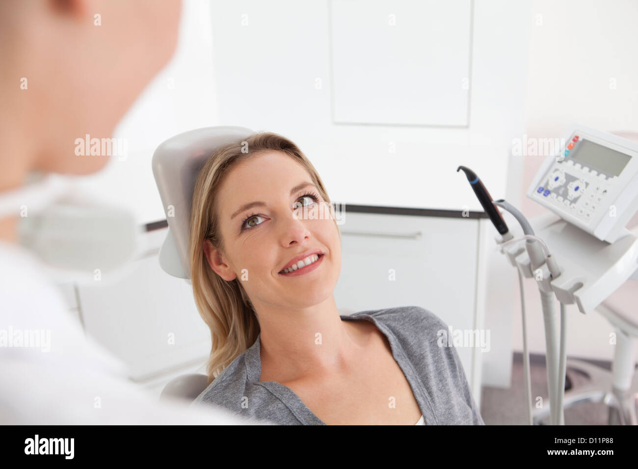 Deutschland, Lächeln Mitte Erwachsene Frau im Zahnarztstuhl, Stockfoto