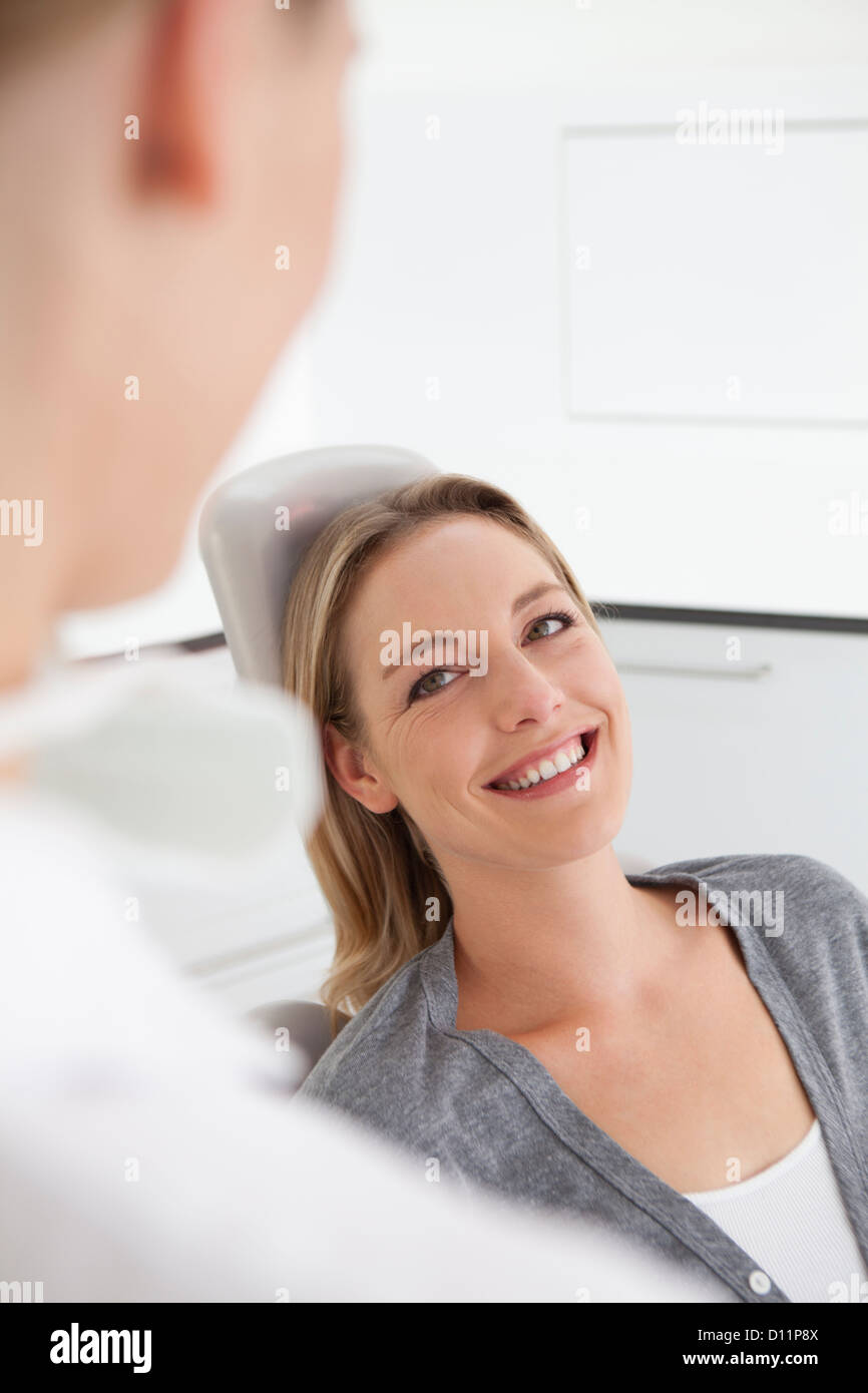 Deutschland, Lächeln Mitte Erwachsene Frau im Zahnarztstuhl, Stockfoto