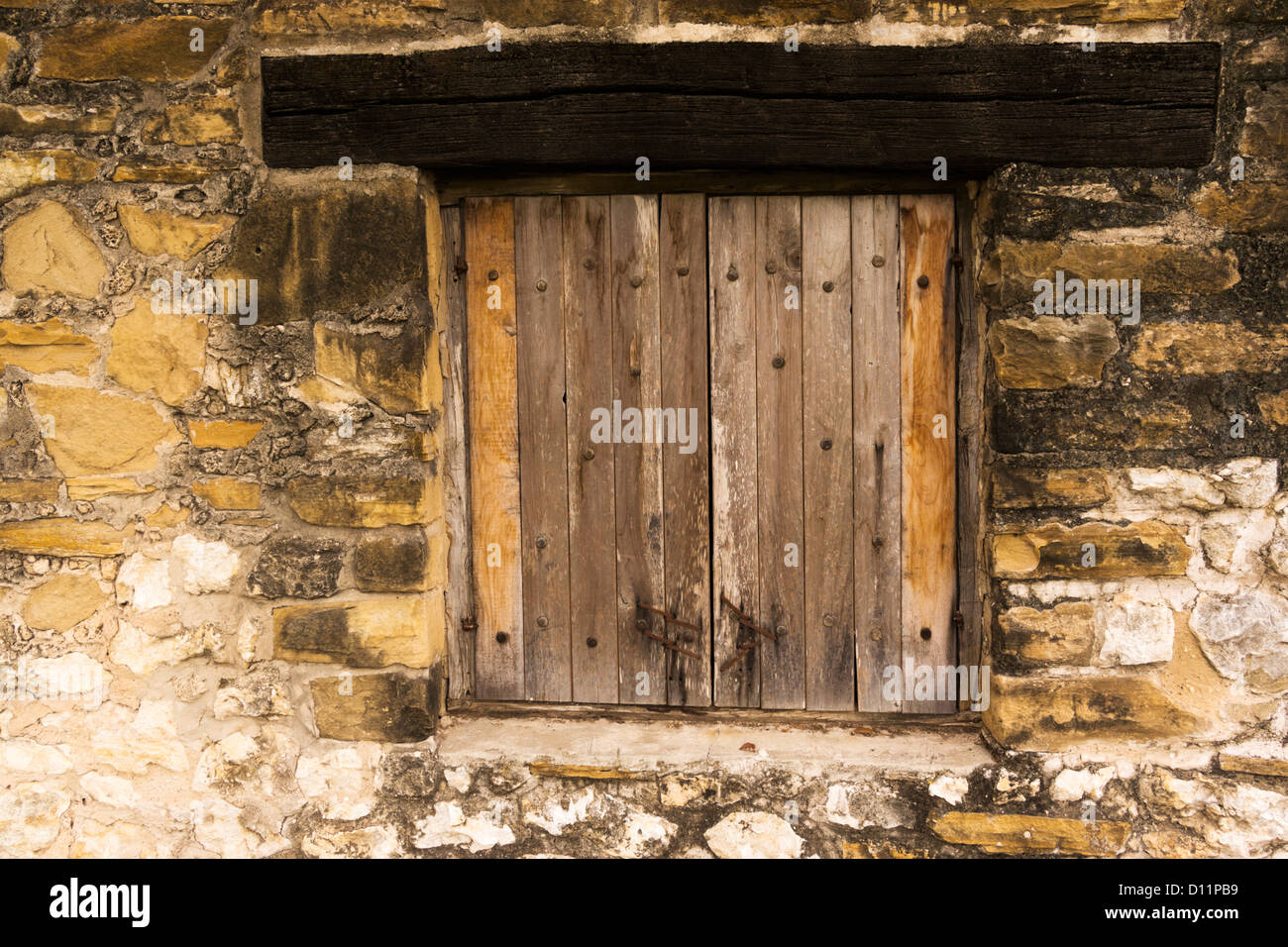 Ein shuttered Fenster in die Steinwand an Mission San Jose in San Antonio, Texas. Stockfoto