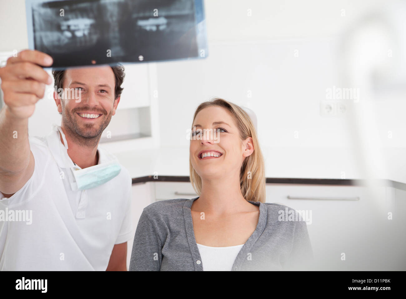 Deutschland, Zahnarzt und Patient X-Ray anzeigen Stockfoto