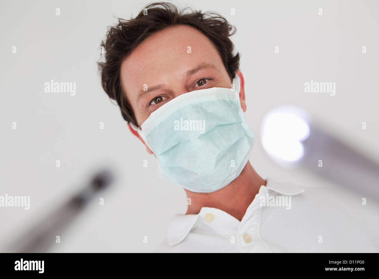 Deutschland, Zahnarzt mit zahnmedizinischen Geräten in Zahnarztpraxis Stockfoto