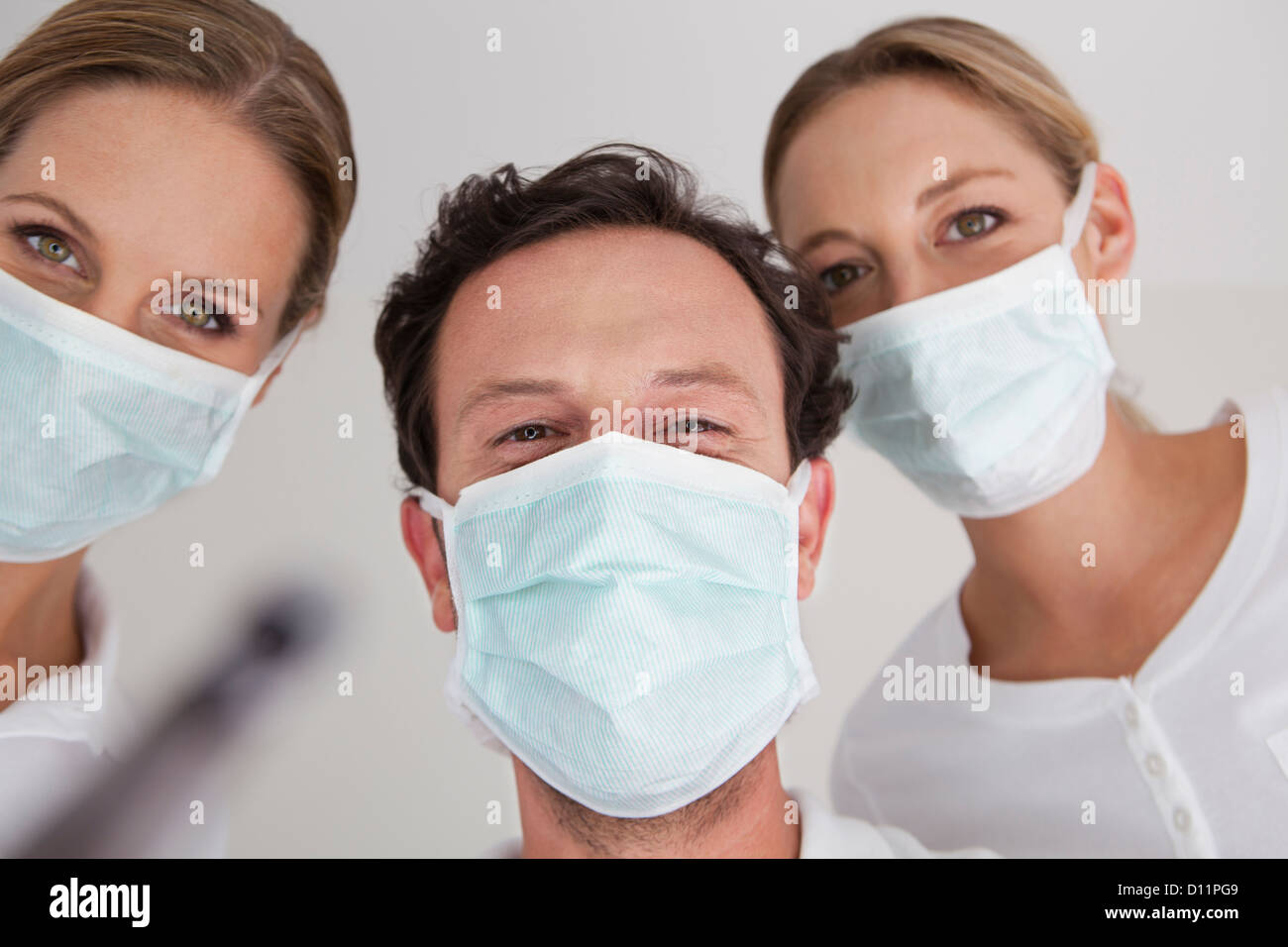 Deutschland, Zahnarzt mit Mundschutz, Porträt Stockfoto
