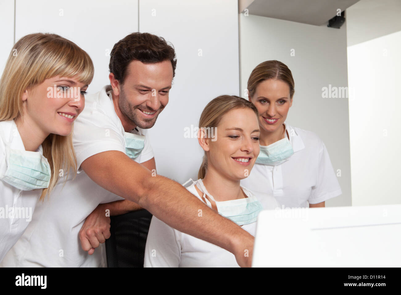 Deutschland, Zahnarzt und Hilfe auf Bildschirm Stockfoto