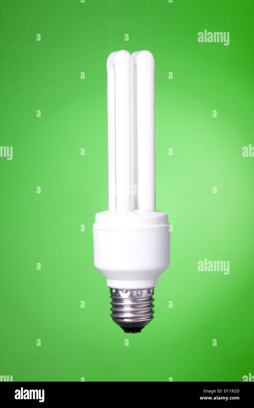 Energiesparlampe auf dem grünen Rasen, Energiesparkonzept Stockfotografie -  Alamy