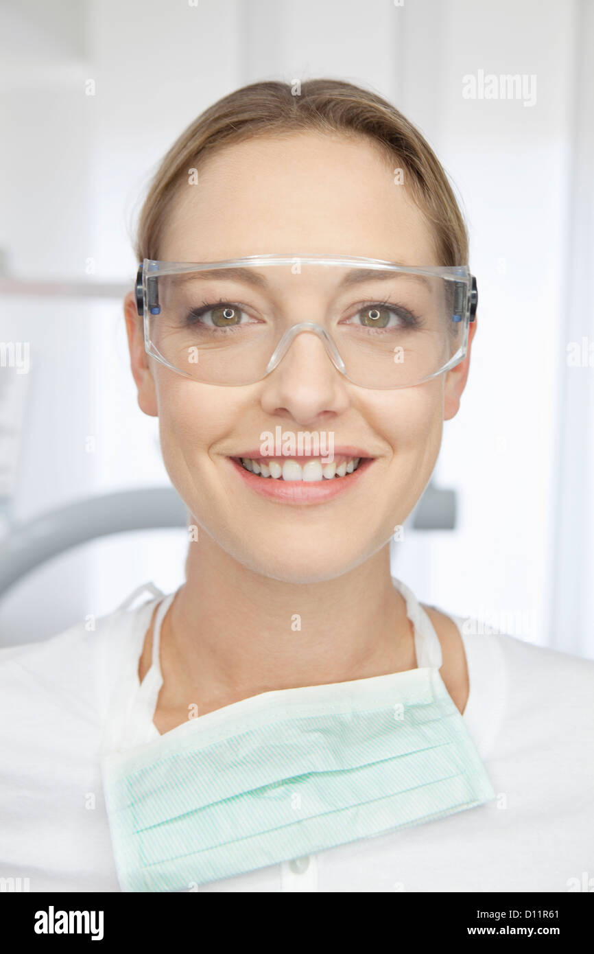 Deutschland, Zahnarzt mit Schutzbrille in Zahnarztpraxis Stockfoto