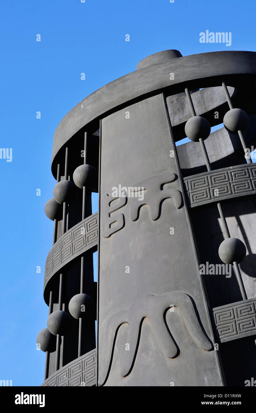 Niedrigen Winkel auf einer grauen Metallstruktur vor einem blauen Himmel; Peking China Stockfoto