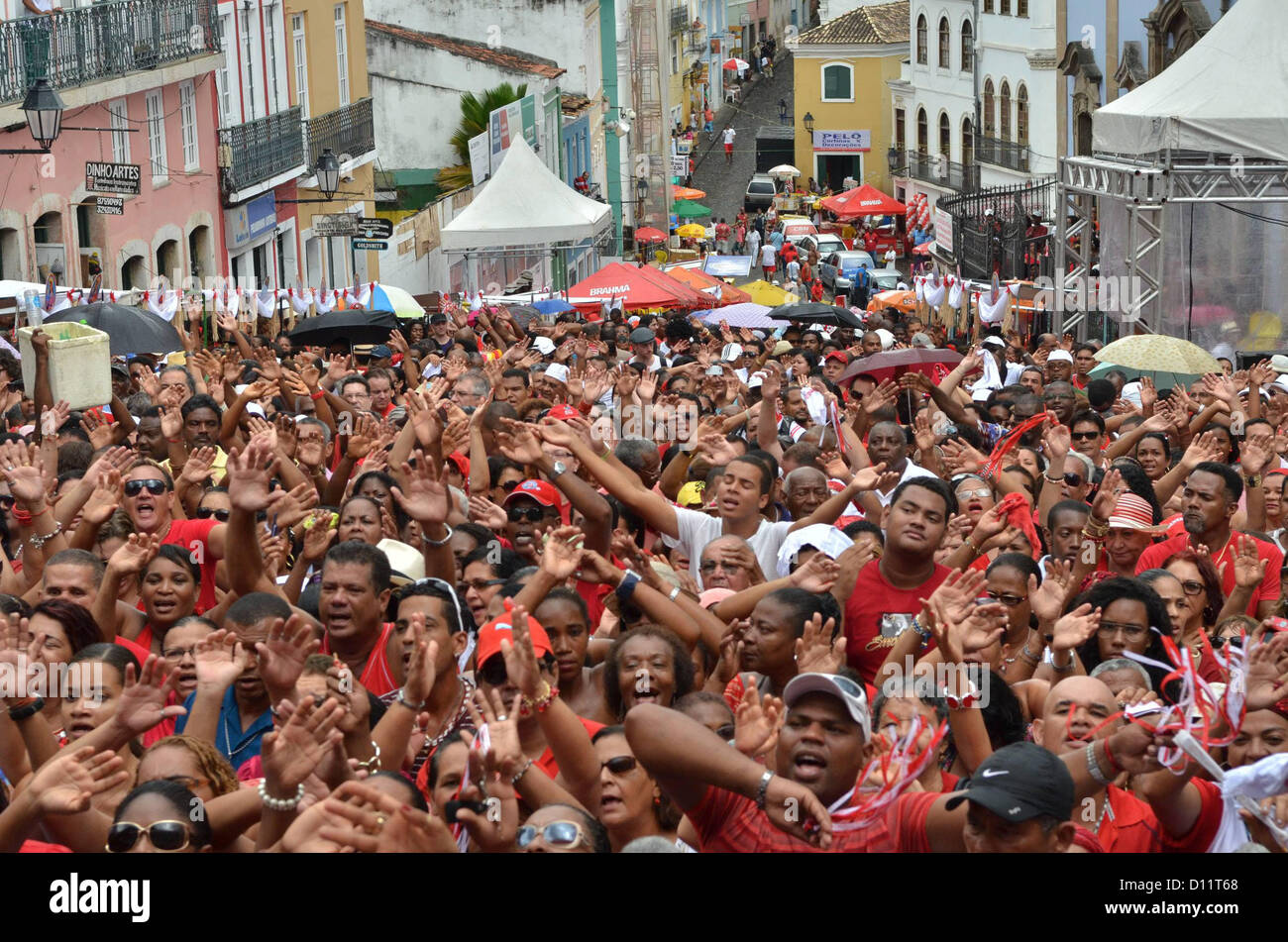 Anhänger nehmen Teil in einer Prozession, die Heilige Barbara, als Teil eines Zyklus der religiösen Feste in Salvador, Bahia Staat im Nordosten Brasiliens, am 4. Dezember 2012 zu feiern. Foto: ERIK SALLES/BAPRESS Stockfoto