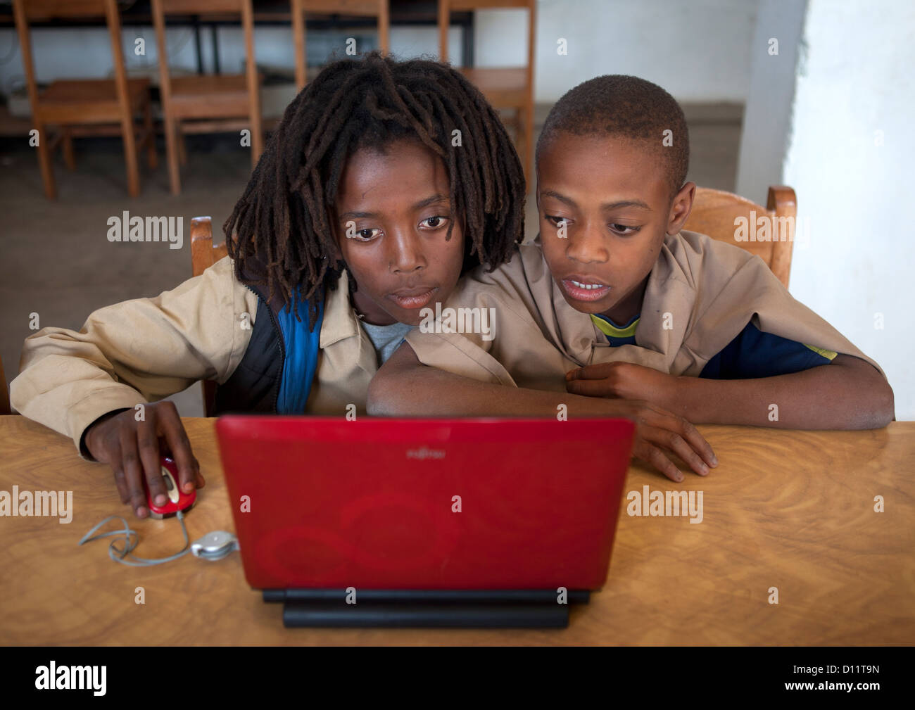 Rasta Kids arbeiten auf einem Computer In Shashemene Jamaican School, Oromia-Region, Äthiopien Stockfoto